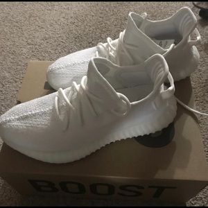 Yeezy boost 350 v2 triple white